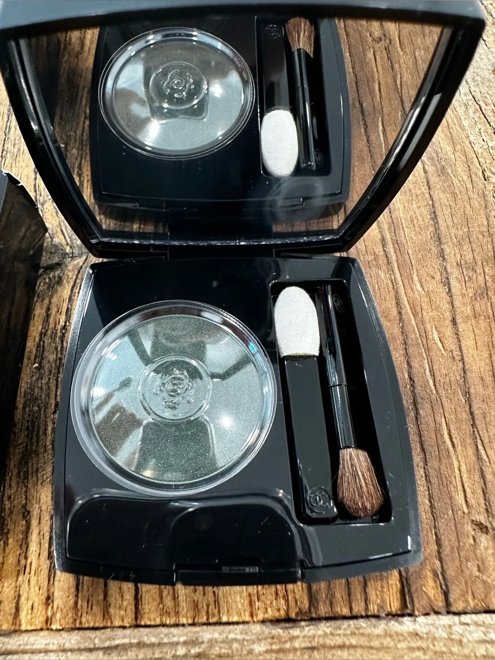 CHANEL Ombre Première Longwear Powder Eyeshadow 18 Verde - Black & White Box